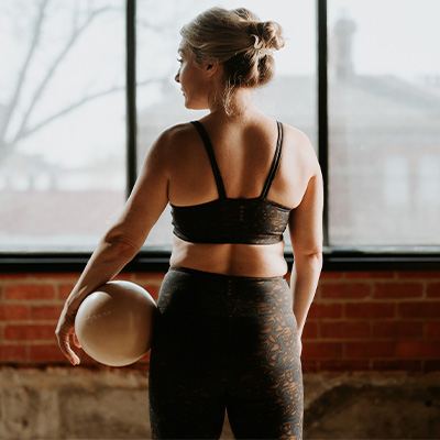 Lifestyle image of a model holding the Flowball by her side