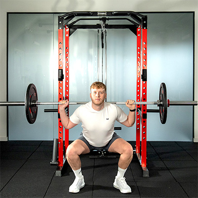 Image of a model squatting using the CF475