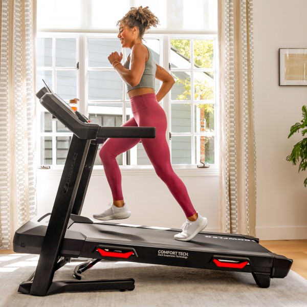 A workout session on an inclined surface displayed on the Bowflex BXT8Ji Treadmill

