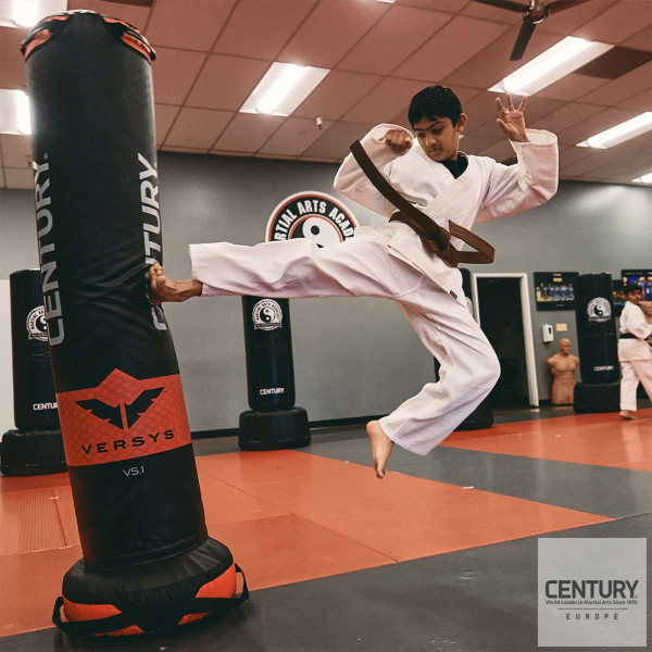 Century Versys VS.1 - Lifestyle - Jump kick