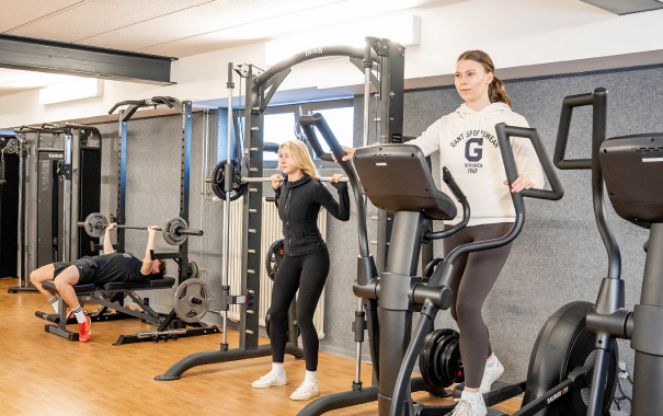 People training in a gym.