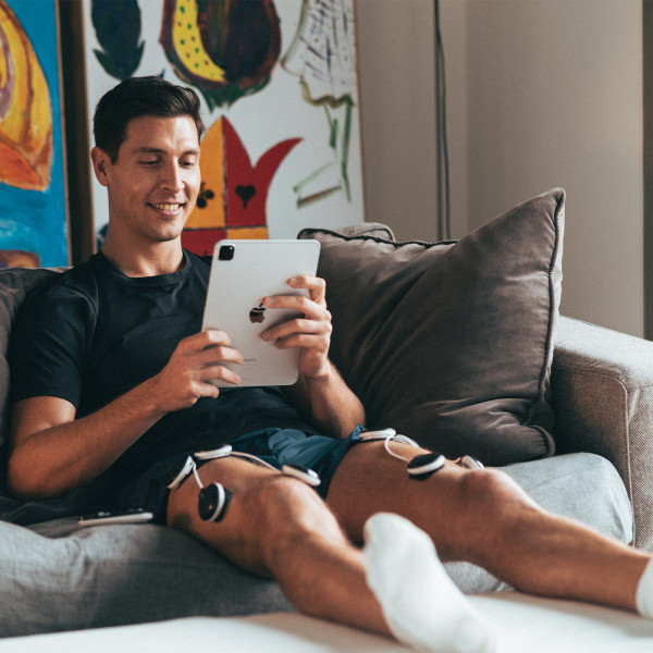 lifestyle image of the Compex SP 6.0 - the model is relaxing