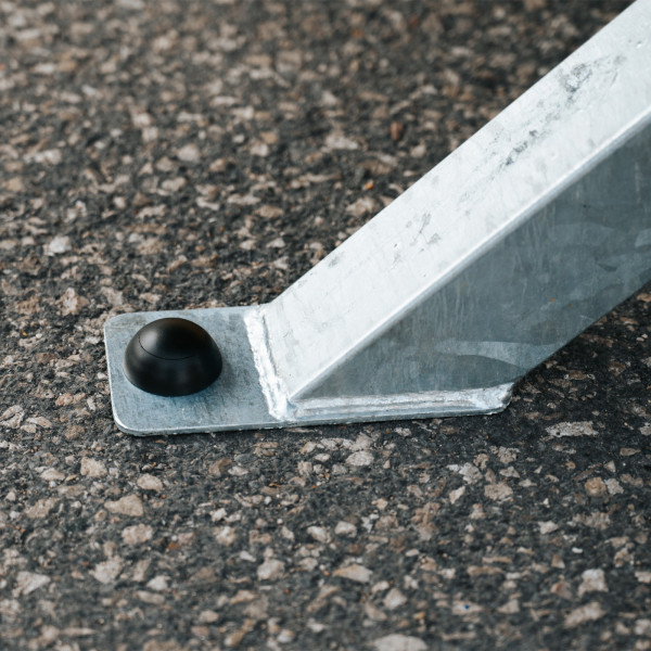Ground anchor base of the Cornilleau Urban Outdoor Table Tennis Table