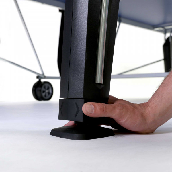 Adjustable leg for leveling on the Cornilleau Sport 500 Indoor Table Tennis Table.
