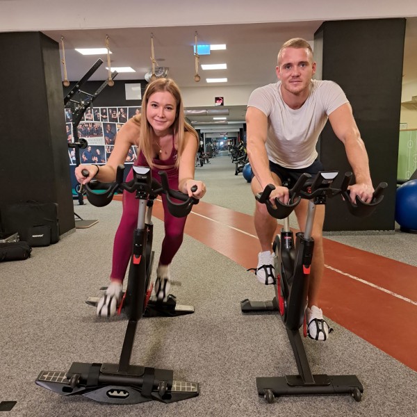 People using indoor bikes with the curveplate in a gym setting.