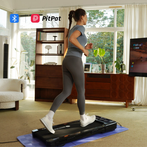 Model exercising on the DeerRun Z10 Smart Auto Incline Walking Pad with PitPat Bluetooth connectivity