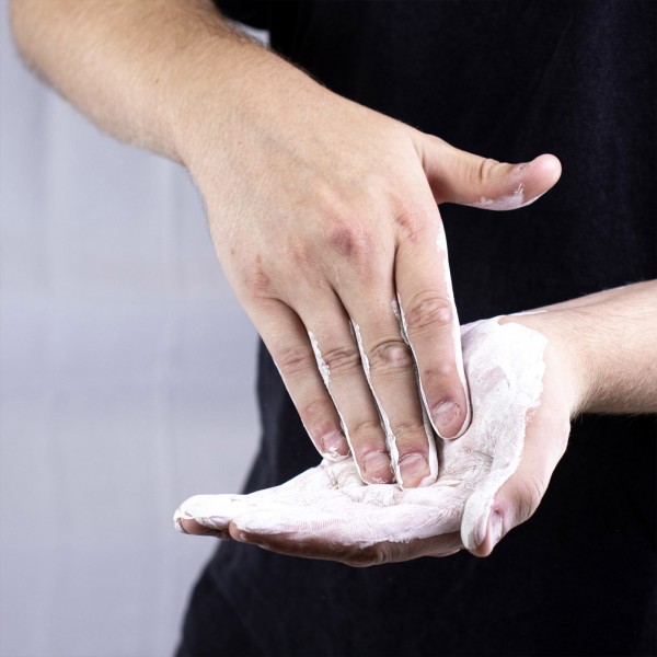 Experience a cleaner gym atmosphere with the antibacterial action of the Fitness-Mad Liquid Chalk.