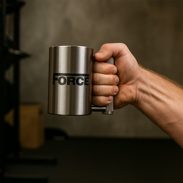 Person holding the Force USA 4 kg Steel Mug