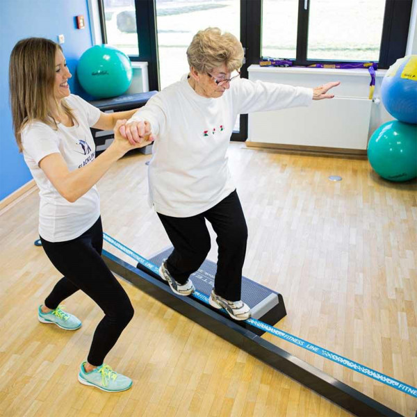 User training with assistance on the Gibbon Slackrack Fitness