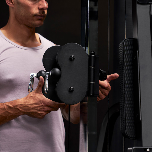 Image of the HAMMER Autark 2200 Multi-Gym with a model using the pulley