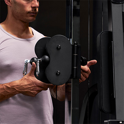 Image of a model adjusting the pulley on the HAMMER Autark 2200 Multi-Gym