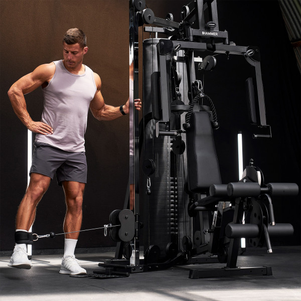 Image of the HAMMER Autark 2200 Multi-Gym with a model using the ankle strap