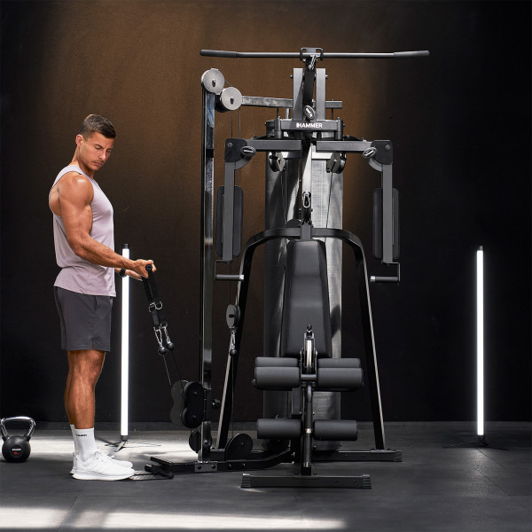 Image of the HAMMER Autark 2200 Multi-Gym with a model performing a bicep curl
