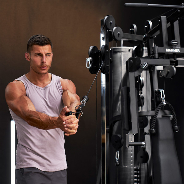 Image of the HAMMER Autark 2200 Multi-Gym with a model performing a cable pulley twist
