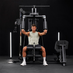 Lifestyle image of the HAMMER Autark 2500 Multi-Gym - Model performing chest press