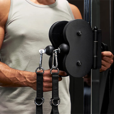 Close-up image of a model using the HAMMER Autark 2500 adjustable cable pulley