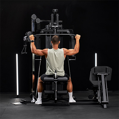 Image of a model using the HAMMER Autark 2500 lat pulldown