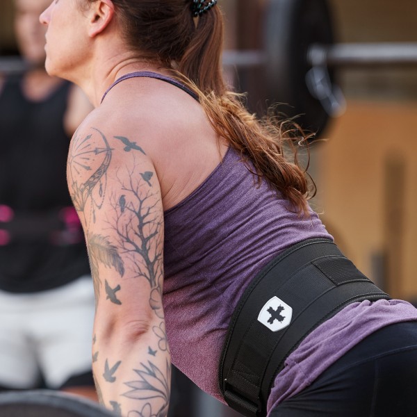 A model wears a Harbinger Foam Core 4.5" belt