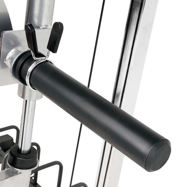 Squat bar equipped with Olympic 2’’ weight plate posts on the Marcy Pro SM-4903 Smith Machine.
