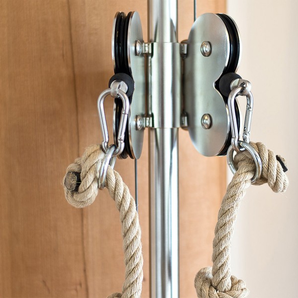 Discover the versatility of the SlimBeam's butterfly handles, allowing one or two-handle training for targeted muscle engagement.