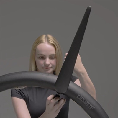 Person adjusting the NOHRD Ciclotte handle position