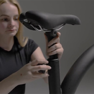 Person adjusting the NOHRD Ciclotte saddle height