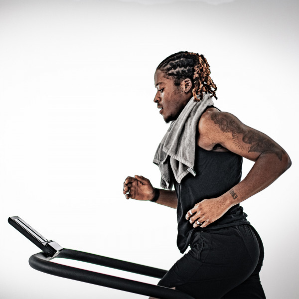 Focused runner using Sprintbok V2 with towel over shoulder