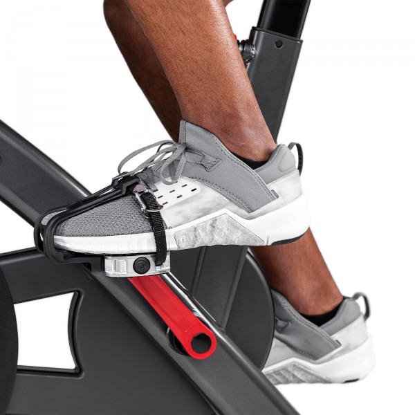 Image showing the dual-sided pedals with standard toe cages on the Schwinn 800IC Indoor Cycling Bike, providing versatile foot support