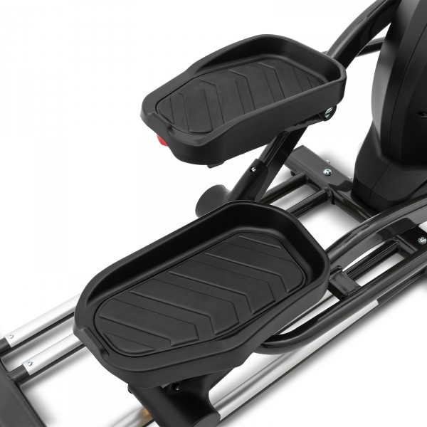 Angled view of the pedals on the Spirit XE295 Elliptical.