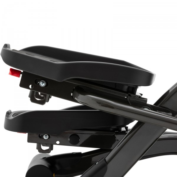 Side view of the pedals on the Spirit XE295 Elliptical.