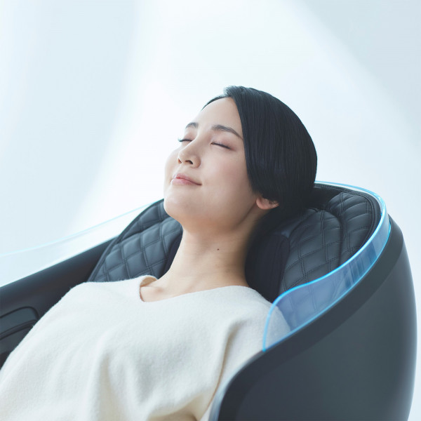 Close-up of person resting in the Synca CirC 3 Massage Chair