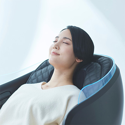 Close-up of person resting in the Synca CirC 3 Massage Chair