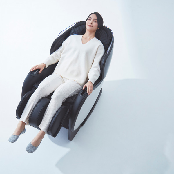 Person relaxing in the Synca CirC 3 Massage Chair