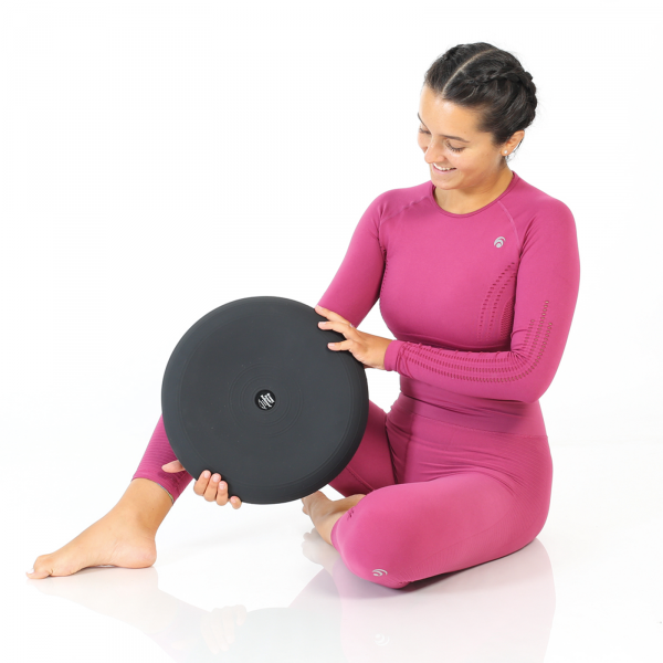 A women holding TOGU Dynair Senso Ball - Black