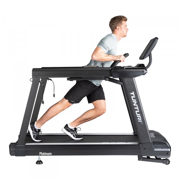 tunturi_platinum_core_treadmill_lifestyle_with_man_onit_1600x1600