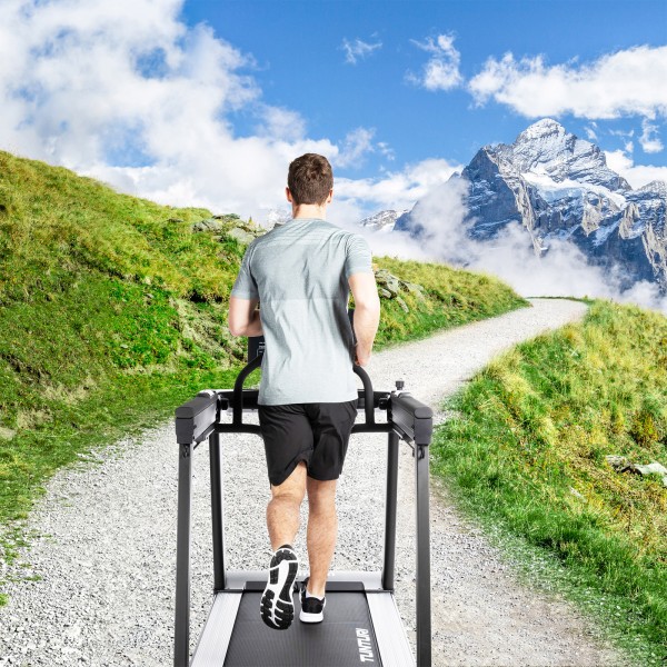 tunturi_platinum_core_treadmill_man_using_app