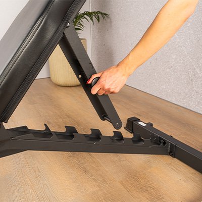 Photograph of a model adjusting the backrest degree